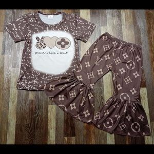 Little girls 2 piece set (peace,Love,Louis)🤎